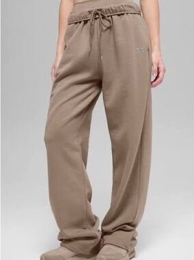 Alo Yoga Accolade Straight-Leg Sweatpants in Gravel -XXS